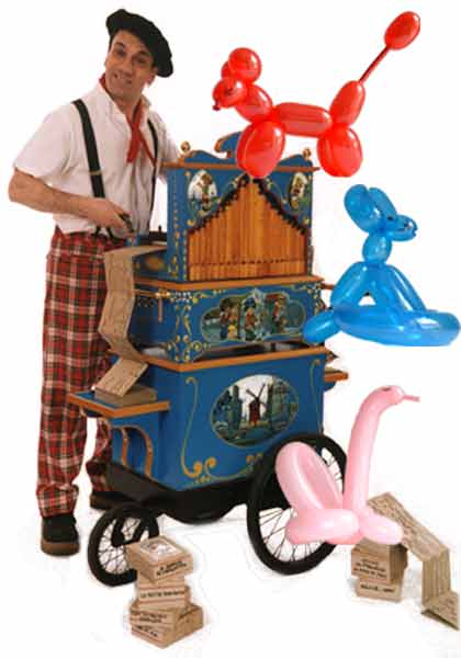 Sculpteur sur ballons avec orgue de Barbarie